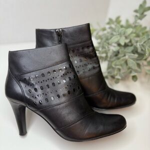 Victor Alfaro Harrison Black Heeled Leather Ankle Booties Cutout Detail Size 10